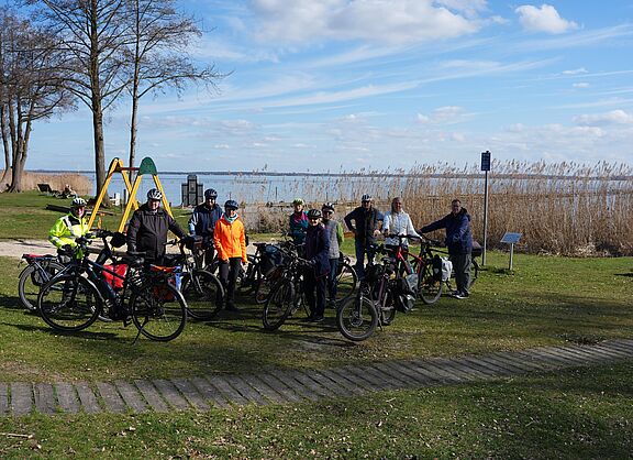 Radlergruppe am Steinhuder Meer bei Steinhude