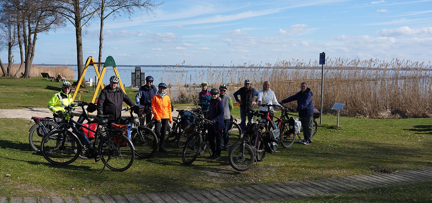 Radlergruppe am Steinhuder Meer bei Steinhude