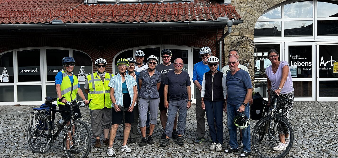 ADFC-Radlergruppe vor dem Cafe´Lebensart in Holtensen