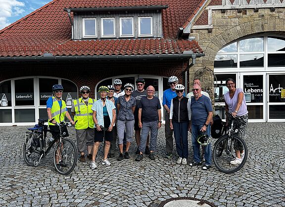 ADFC-Radlergruppe vor dem Cafe´Lebensart in Holtensen