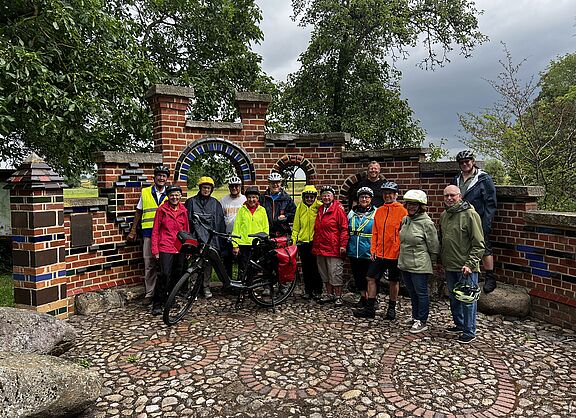 Radlergruppe vor der Kunst in Altenbücken