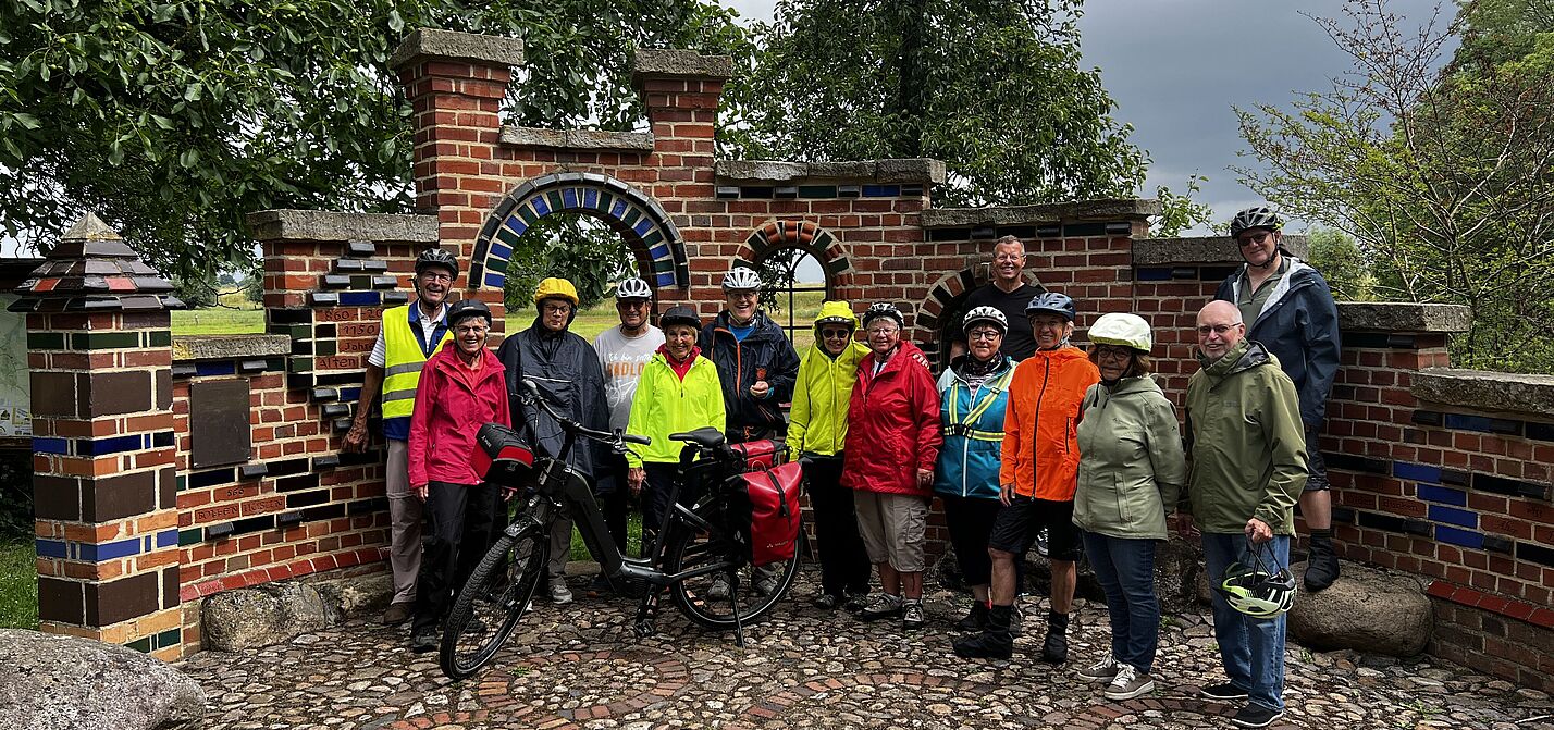 ADFC Mehrtagestour Juni 2025_Vor der Kunst in Altenbücken Radlergruppe vor der Kunst in Altenbücken