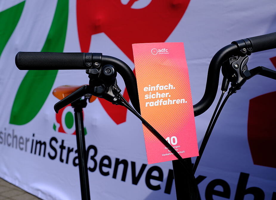 2026-04-17_Dormagen_Verkehrssicherheit__ADFC_NRW Ein Flyer klemmt an einem Rad.
