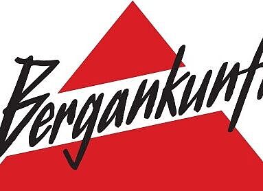 Schwarzer Schriftzug "Bergankunft" schräg von links unten nach rechts oben durch einen rot dargestellten Berg in Form eines Dreiecks