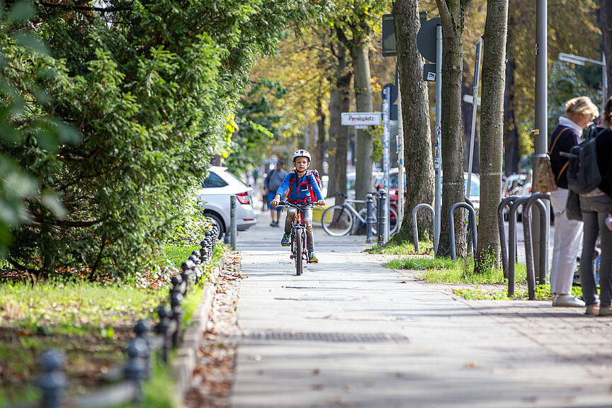 Schulweg Junge Headerbild (Multicover-geeignet) Kind auf dem Weg zur Schule