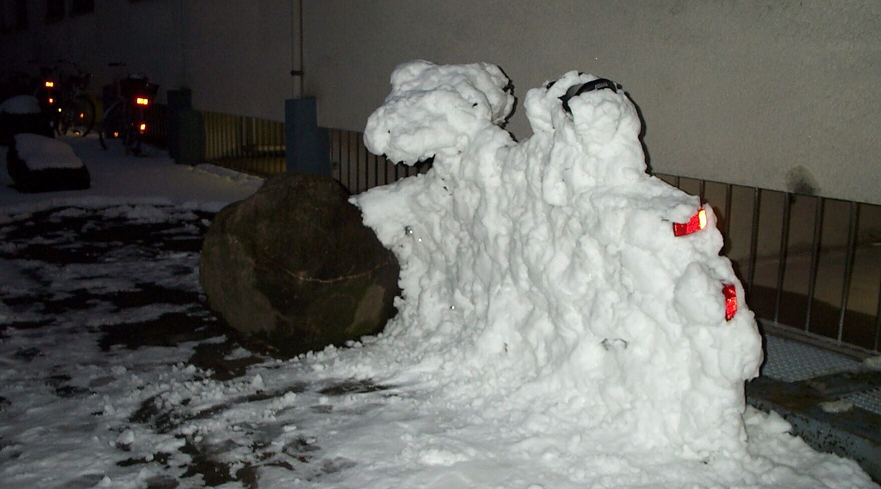 Eingeschneites Fahrrad